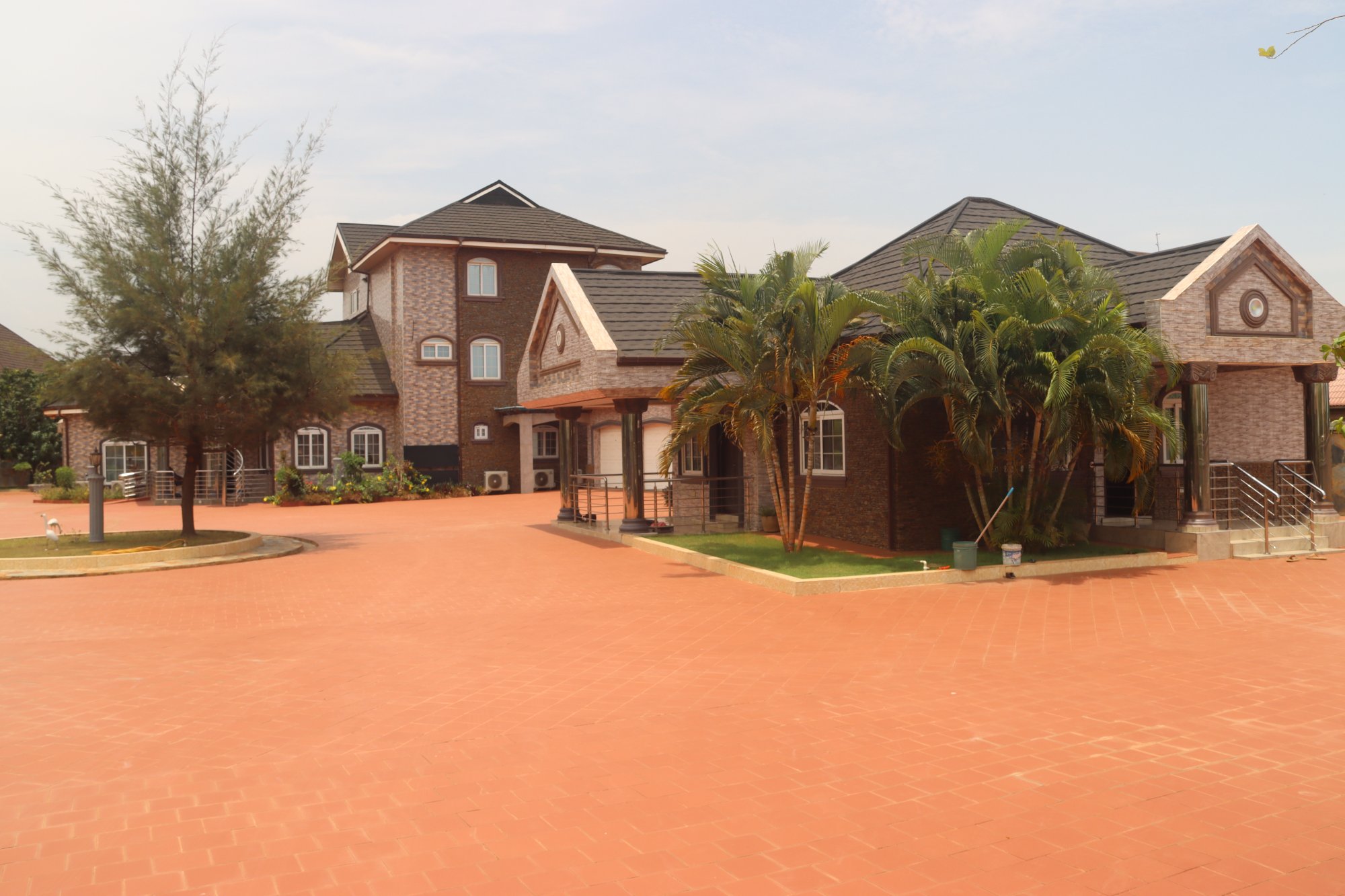 Community 25 Executive Estate — Exterior
